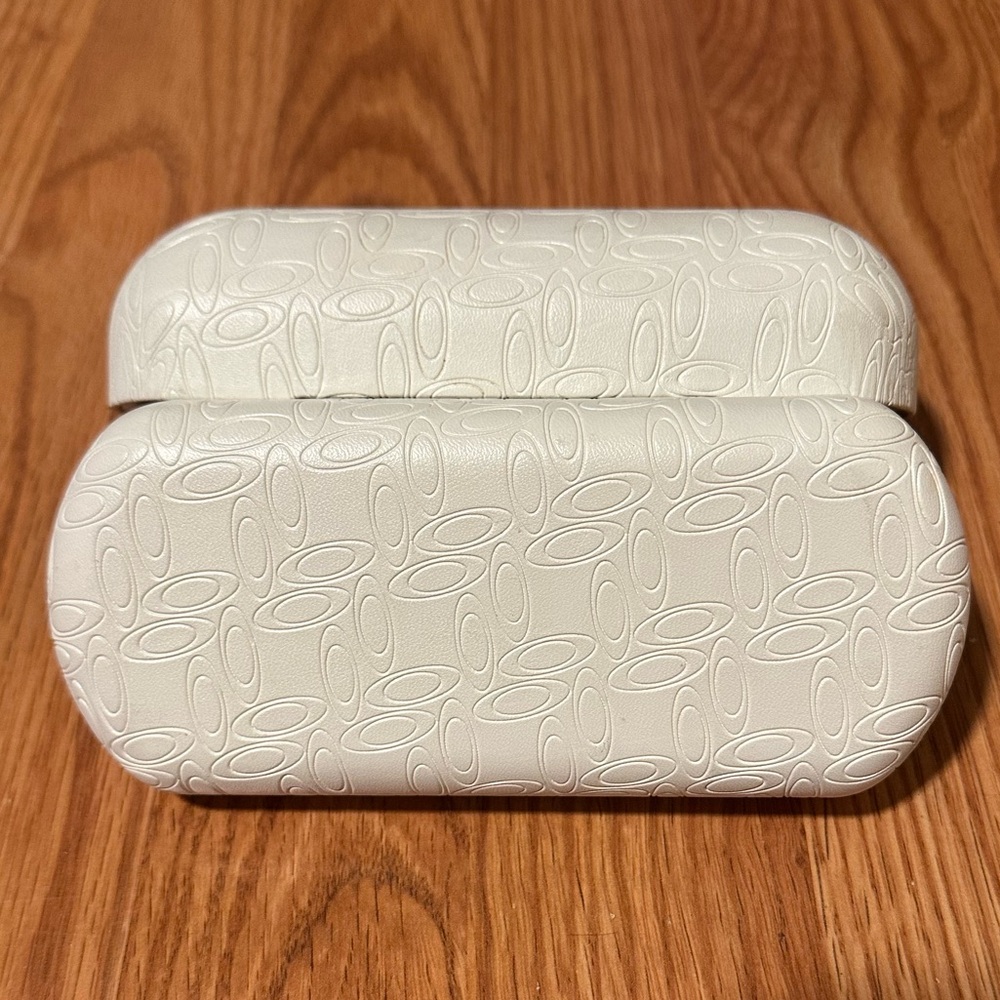 Oakley Cream Embossed Sunglasses/Eyeglass Hard Case and soft case - Picture 4 of 4